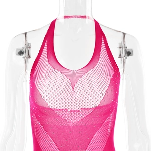 Detail van roze mesh haltertop met glinsterende zilveren steentjes op een pop