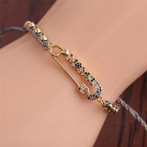Detail eines bunten Zirkon-Büroklammer-MOM-Armbands mit verstellbarem Band am Handgelenk