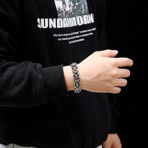Dettaglio delle maglie con teschio gotico di un bracciale in acciaio opaco da uomo