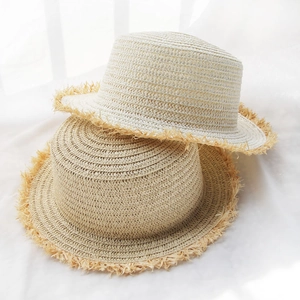 Chapeau de soleil en paille tissé à la main avec bords effilochés en beige et naturel