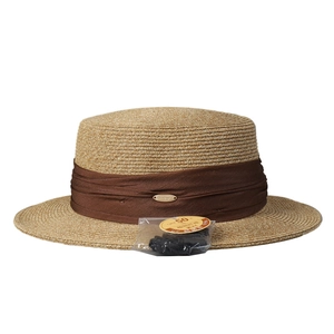 Chapeau canotier en paille à bord plat avec ruban marron et étiquette UPF 50+