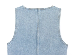 Gros plan du gilet en jean bleu clair montrant les coutures et la texture du lavage