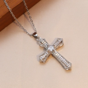 Elegante Halskette mit Kreuzanhänger aus Silber, Zirkonia-Pflaster und quadratischem Stein