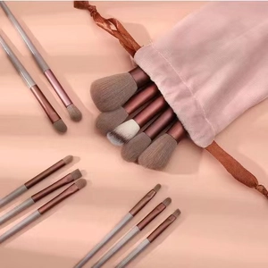 13-teiliges weiches Make-up-Pinsel-Set mit silber-braunen Griffen in einem rosa Beutel