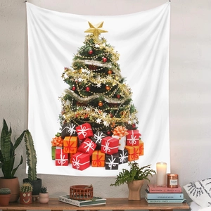 Dettaglio di arazzo con albero di Natale e pacchi regalo in un ambiente domestico