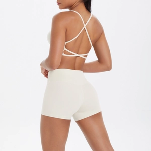 Dos d'un soutien-gorge de sport blanc crème à bretelles croisées et short taille haute