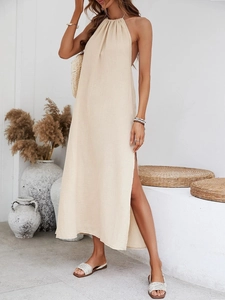Abito lungo beige con scollo all'americana, schiena scoperta e spacco laterale per vacanze