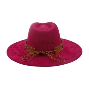 Vue détaillée d'un chapeau fedora fuchsia à large bord avec bandeau ethnique marron