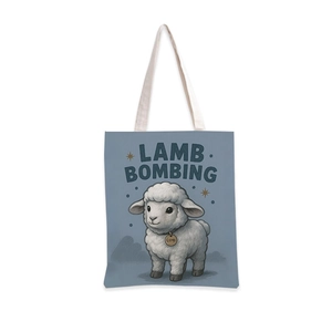 Détail d'un sac cabas en toile blanche avec motif agneau mignon et étoiles bleues