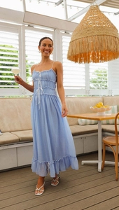 Détails de la robe d'été bleu clair avec cordon de serrage et ourlet à volants élégant