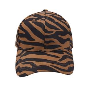 Cappellino da baseball in cotone con strisce tigrate marroni su sfondo bianco pulito