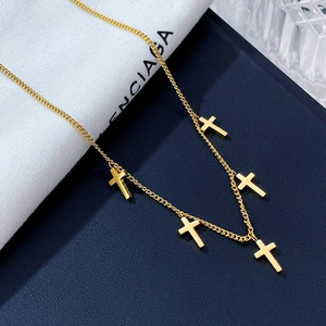 Collana minimalista in acciaio inossidabile dorato con cinque ciondoli a croce lucidi