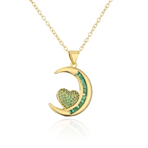 Dettaglio della collana in oro 18 carati con ciondolo a mezzaluna e cuore verde