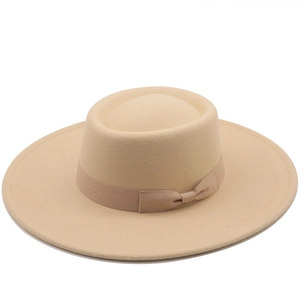 Chapeau canotier classique en feutre de laine beige avec large bord et ruban décoratif