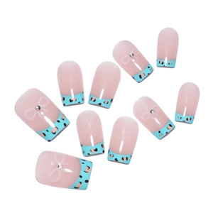 Faux ongles French avec motif léopard bleu, nœuds blancs décoratifs et perles argentées