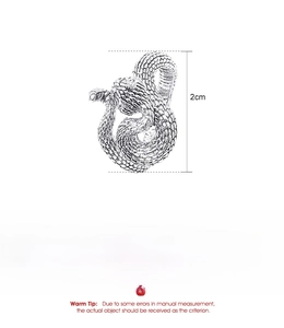 Detailansicht des silbernen Schlangenrings mit Schuppentextur und 2cm Größenangaben