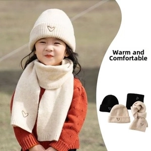 Dettagli in maglia e ricamo a cuore sul set invernale berretto e sciarpa per bambini