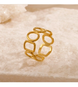 Détail d'une bague ovale plaquée or 18 carats sur pierre blanche avec ajourage