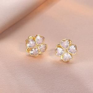 Sparkling four-leaf clover stud earrings with golden finish and clear heart-shaped zircons