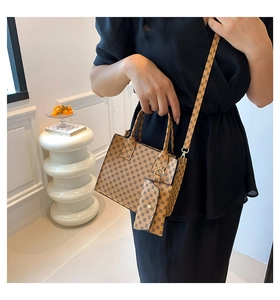 Détail du sac cabas beige avec motifs géométriques, bandoulière et petit porte-monnaie amovible