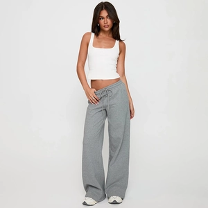 Détail d'un pantalon large gris à cordon et d'un débardeur court côtelé blanc