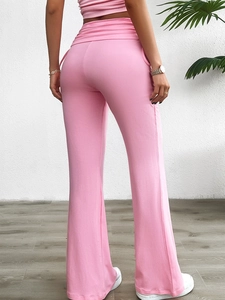 Vue arrière du pantalon évasé rose à taille haute avec détail de taille repliée