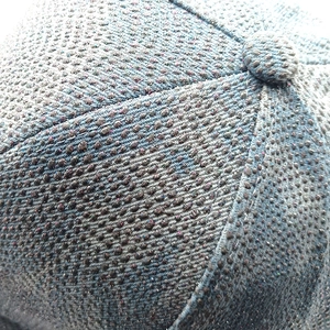 Détail macro d'une casquette en denim avec décorations de paillettes scintillantes
