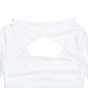 Vue détaillée du design croisé dans le dos et des détails ajourés d'une robe d'été blanche