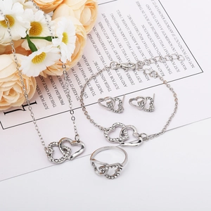 Detailsicht des silbernen Doppelherz-Schmucksets mit Halskette, Armband und Ohrringen