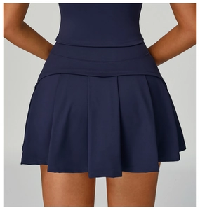 Vue détaillée d'une jupe de tennis plissée bleu marine à taille haute en tissu lisse