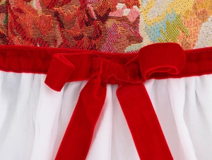Dettaglio in tessuto jacquard floreale con fiocco di velluto rosso e gonna a rete