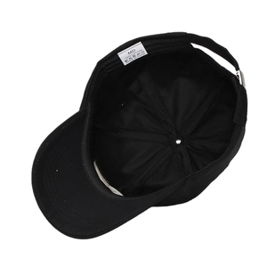 Vista interna del cappellino in cotone nero con struttura a 6 pannelli e fibbia in metallo