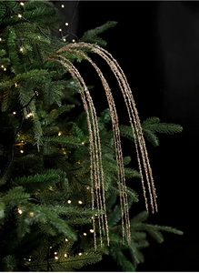 Detailopname van een 90cm gouden lovertjes franje aan een groene kerstboomtak