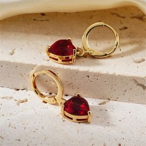Eleganti orecchini dorati con pietre rosse a cuore su base in pietra minimalista