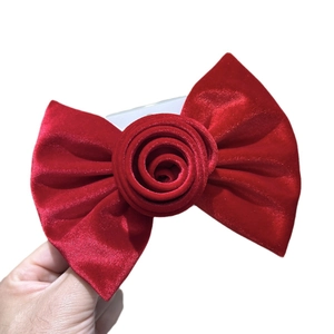 Pince à cheveux nœud géant en velours rouge avec rose 3D, tenue délicatement à la main