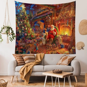 Detaillierter Weihnachts-Wandteppich mit Weihnachtsmann und Baum in gemütlichem Wohnzimmer