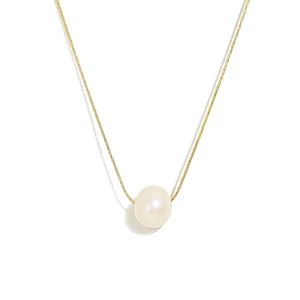 Collier élégant en acier titane doré avec pendentif perle blanche ronde sur fond blanc