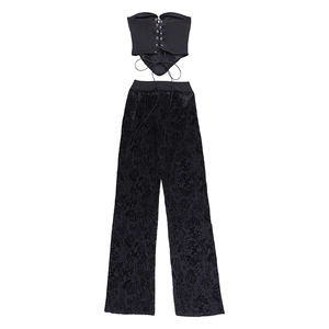 Détail du haut bustier noir à lacets et du pantalon évasé assorti en deux pièces