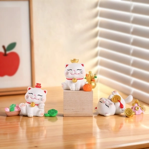 Trois chats de la chance en céramique blanche avec accents dorés pour le bureau