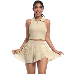 Détail d'un haut court polo sans manches beige et d'une jupe de tennis plissée assortie