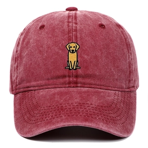 Détail de la broderie golden retriever sur une casquette en coton lavé bordeaux