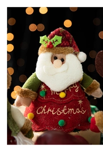 Gros plan du sac en peluche Père Noël avec broderie dorée Merry Christmas et maille