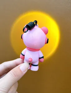 Vista dettagliata del portachiavi astronauta orso rosa con effetto lampada tramonto luminoso