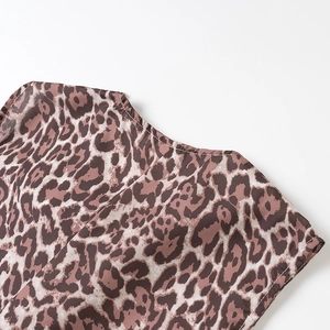 Dettaglio dello scollo con stampa leopardata su questo top senza maniche marrone