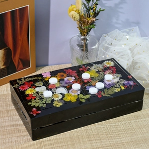 Boîte de rangement rectangulaire artistique avec fleurs séchées et base noire