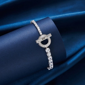 Vue macro du bracelet en argent S925 avec zircons baguette et fermoir à bascule de type OT