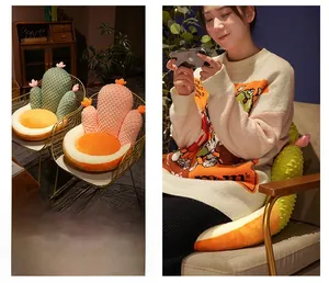 Détail d'un coussin moelleux en forme de cactus en tissu minky servant de dossier confortable
