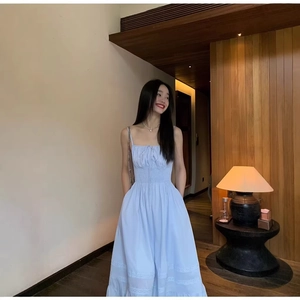 Robe longue bleu clair en coton avec taille élastique et détails en dentelle au bas