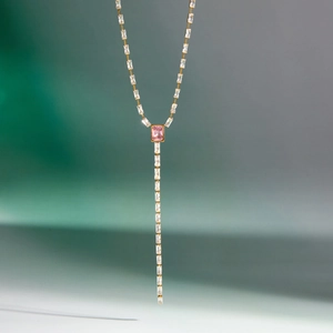 Detalle de collar en Y con gema rosa cuadrada y flecos de circonita cúbica