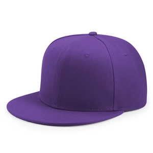 Dettaglio del cappellino snapback viola con trama in tessuto twill e cuciture rifinite
